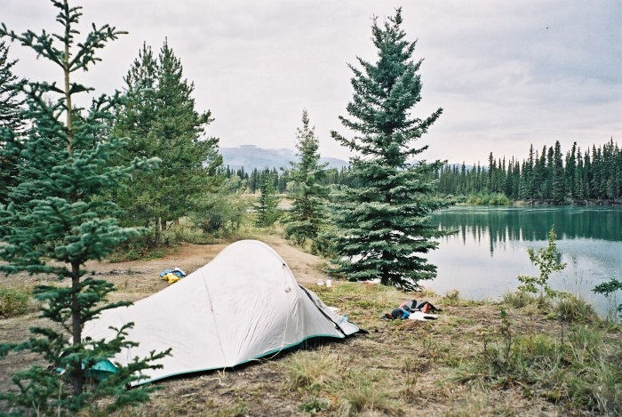 Camp à l'entrée du lac Laberge.